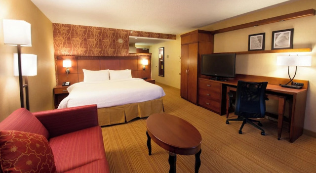 Номер Executive Courtyard by Marriott Canton