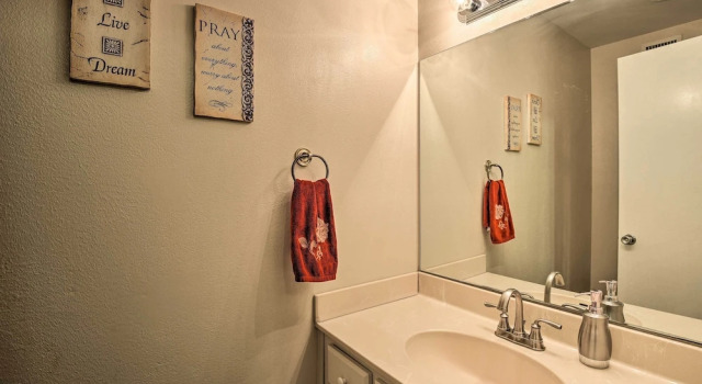 Коттедж Daytona Area Home ~ 3 Mi to Beach: Swim & Explore!