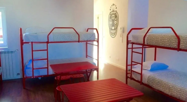 Metro Hostel Lisbon, Забронировать Хостел Арроюш Лиссабон, рядом с Станция метро Sao Sebastiao — Проспект Герцога Авила