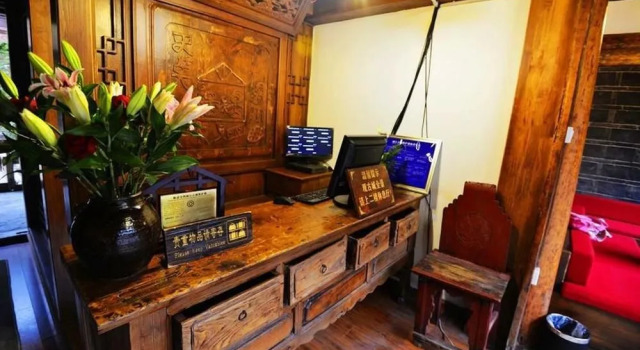 Lijiang Yiran Ethnic custom Viewing Inn, Забронировать Отель Лицзян Юньнань, рядом с Улица Сквер-стрит Древнего города Даянь