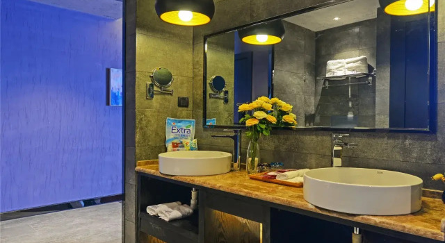 Lijiang Yueyou International Hotel (Lijiang Old Town Branch, Забронировать Отель Отели Лицзян с бассейном, рядом с Улица Сквер-стрит Древнего города Даянь, Бассейн