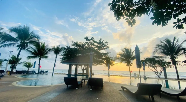 Бунгало Deluxe Alongkot Beach Resort Khanom