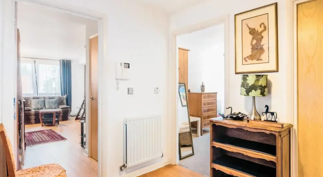 Lovely 1BR Home Canning Town W/balcony + Parking, Забронировать Отель Отели Большого Лондона с парковкой, Парковка