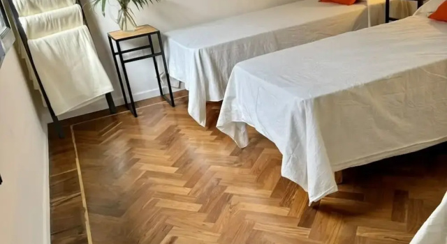 Postel ve společném pokoji a výhledem do dvora Clivias Hostel