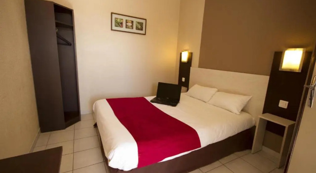 Номер Economy Brit Hotel Essentiel Sète / Balaruc