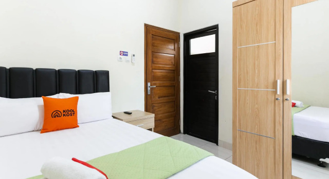 RedDoorz Syariah near Purwosari Train Station