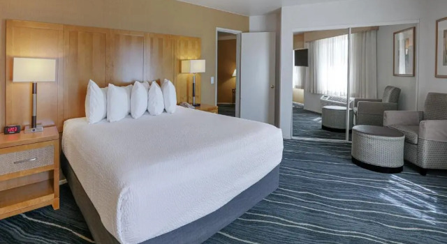 Люкс с 2 комнатами Ramada by Wyndham Costa Mesa/Newport Beach