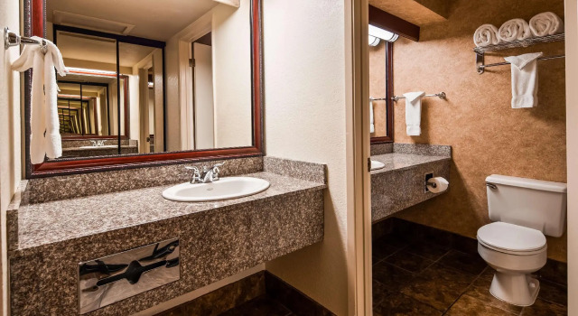 Четырёхместный номер Standard с балконом и с видом на бассейн Best Western Plus Humboldt House Inn