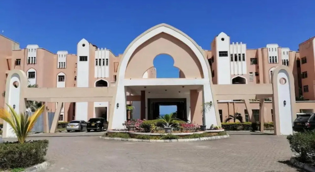 Stay.Plus Lamera 1 Bedroom Apartment, Varaa Huoneisto Hotellit Coast Region uima-altaalla, Uima-allas