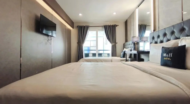 Люкс с балконом M&H Hotel
