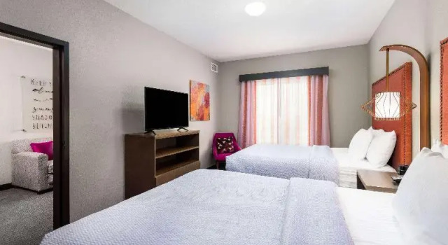 Люкс c 1 комнатой La Quinta Inn & Suites by Wyndham Augusta Fort Eisenhower