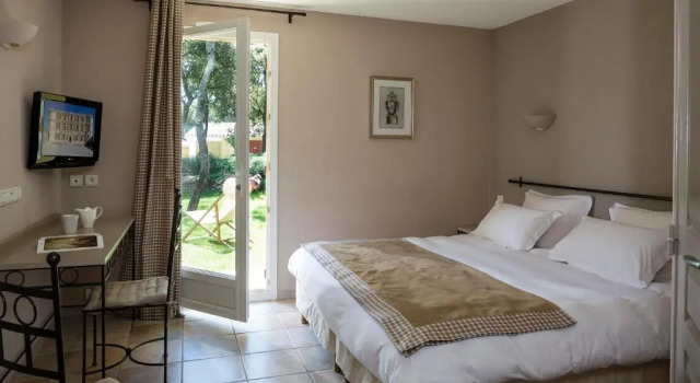 Двухместный номер Standard Цокольный этаж Logis Hôtel La Bastide De Grignan & Restaurant La Chênaie
