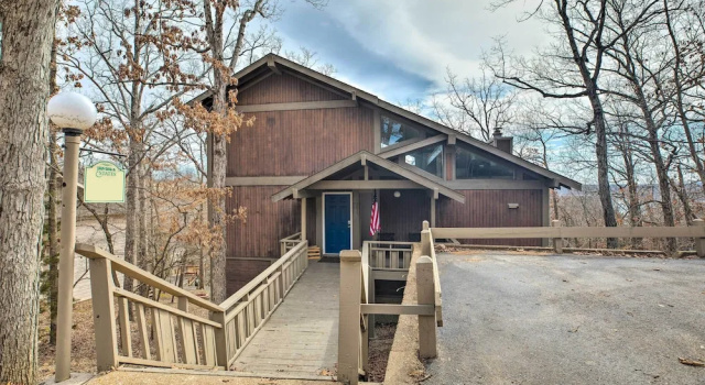 Коттедж с 4 комнатами с балконом Resort Perks: Spacious Lake of the Ozarks Home