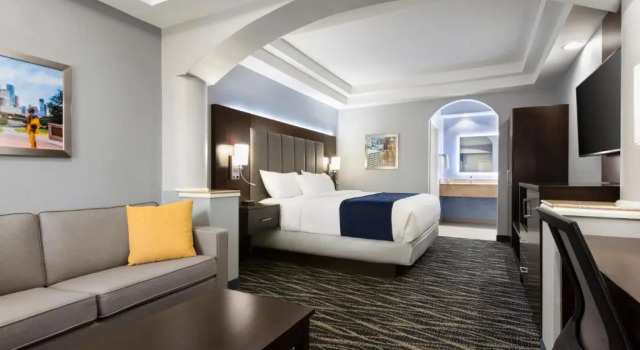 Двухместный люкс Days Inn & Suites by Wyndham Houston Hobby Airport