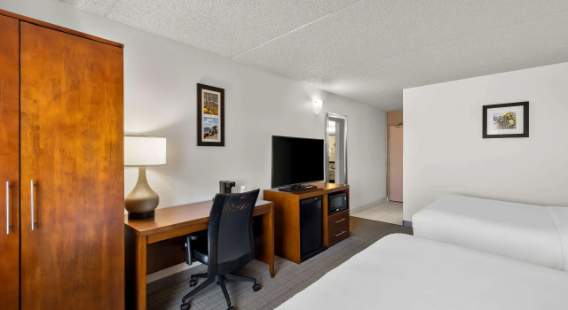 Четырёхместный номер Standard Comfort Inn & Suites near Kino Sports Complex