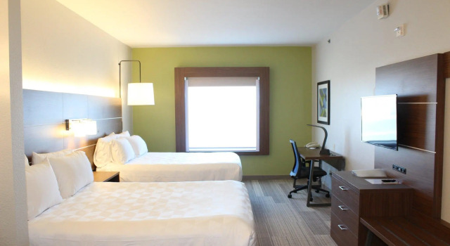 Четырёхместный номер Standard Holiday Inn Express Hotel & Suites Mansfield by IHG