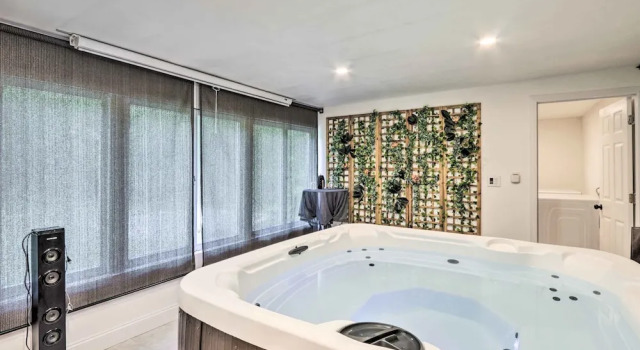 Коттедж с 3 комнатами Upscale Waterbury Retreat w/ Indoor Hot Tub!