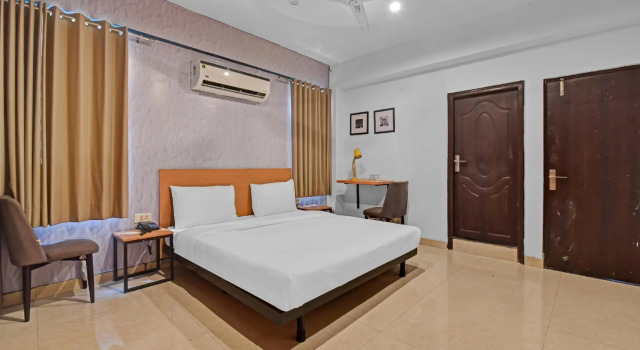 OYO Townhouse 575 Hotel Rushank Inn