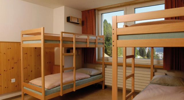 Кровать в общем номере Davos Youth Hostel