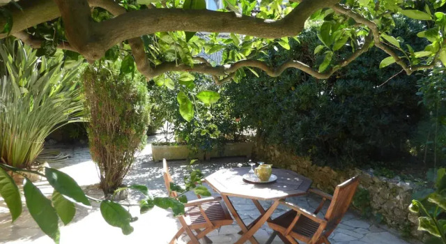 Small Holiday Home With Private Terrace and Shared Garden, Cagnes-sur-mer