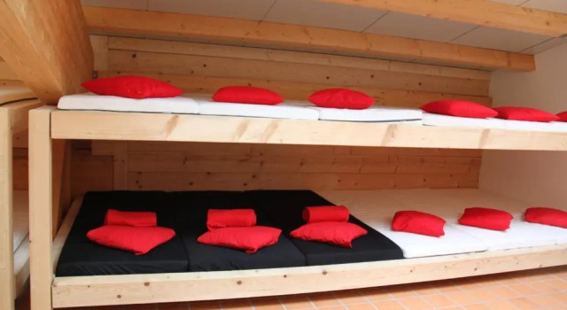 Кровать в общем номере Loft-Inn