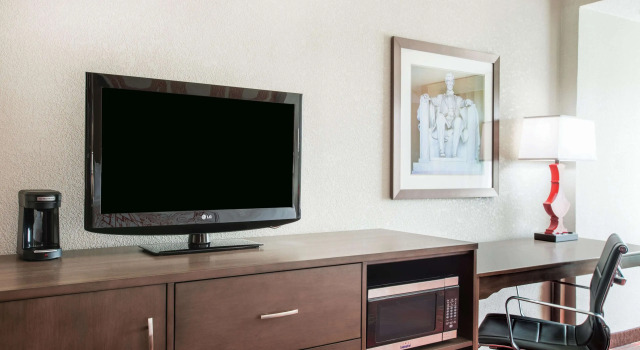 La Quinta Inn & Suites by Wyndham DC Metro Capital Beltway
