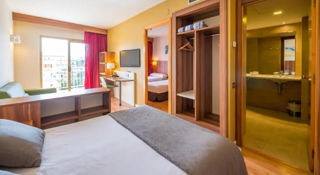 Семейный люкс с видом на бассейн Golden Avenida Family Suites 4 Sup