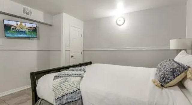 Elegant 4BR Condo in Downtown