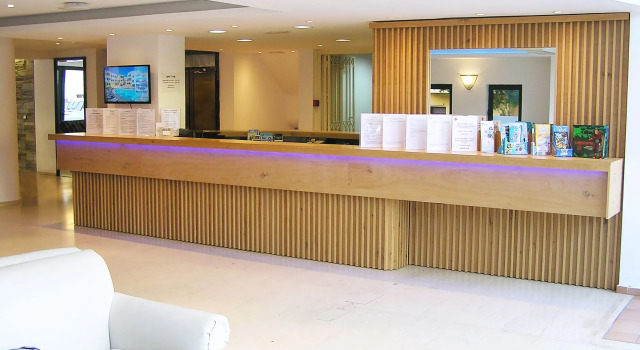 Elmi Beach Hotel & Suites, Забронировать Отель Лименас Херсонису 