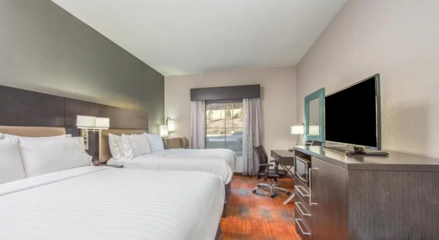Четырёхместный номер Standard Holiday Inn Express & Suites Shawnee-Kansas City West by IHG