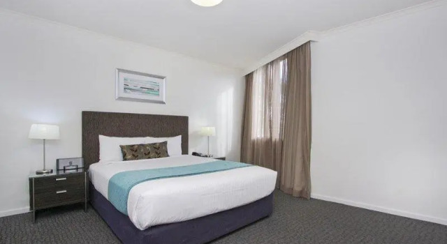 Люкс с красивым видом из окна Pacific Suites Canberra