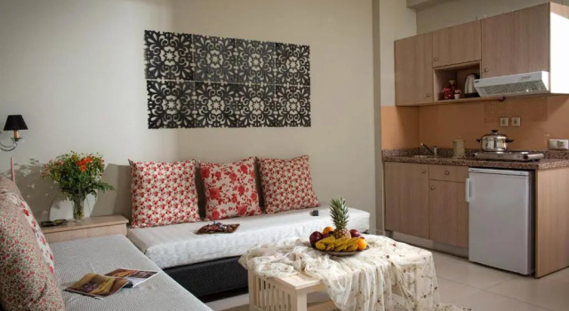 Студия с балконом и с красивым видом из окна King's Village Apartments