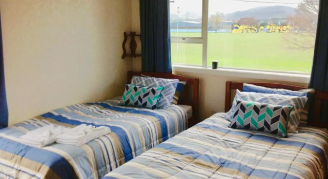 Big & Bright Guest House, Забронировать Гостевой дом Отели Данидин с парковкой, Парковка