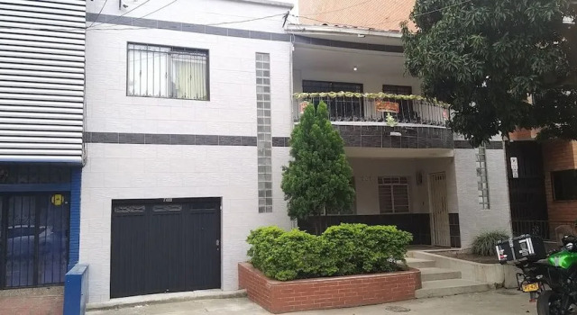 Hotel Laureles Home, Забронировать Гостевой дом Отели Медельин с парковкой, рядом с Парк Белен, Парковка
