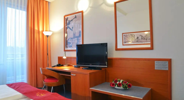 Трёхместный номер Standard с балконом Avanti Hotel