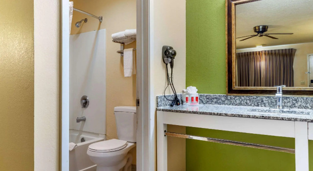 Четырёхместный номер Standard Econo Lodge West - Coors Blvd