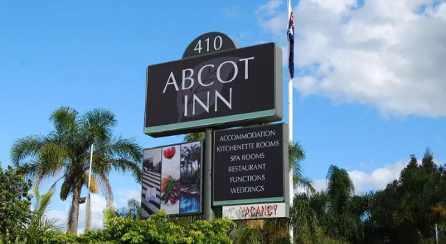 Кровать в общем номере Abcot Inn