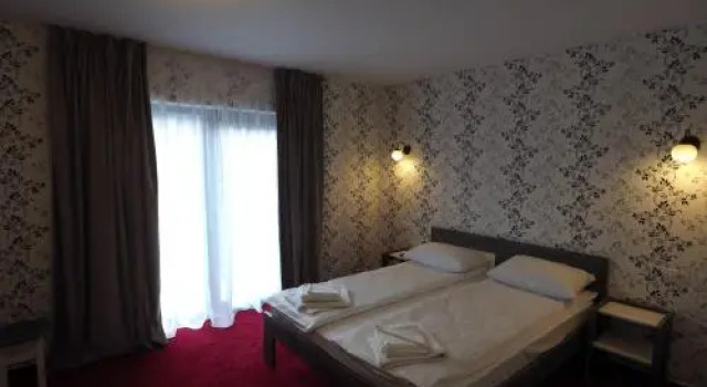 Maison Platanus, Varaa Hotelli Hotellit Carpathians - Romania uima-altaalla, Uima-allas