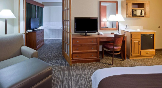 Двухместный люкс Superior AmericInn by Wyndham Alexandria