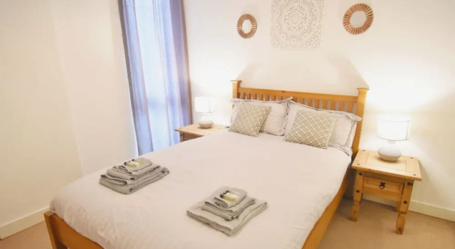 MK Hub Apartment with Oak Furniture, Varaa Huoneisto Asunnot kohteessa Merseyside, Huoneisto