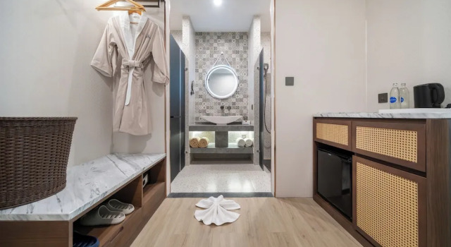 Двухместный номер Premier с балконом и с видом на бассейн Howard Johnson by Wyndham Phuket Naiyang
