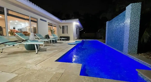 Коттедж Walking Distance to the Beach 3Br House With Pool