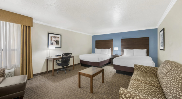 Четырёхместный номер Standard Best Western Airport Albuquerque InnSuites Hotel & Suites