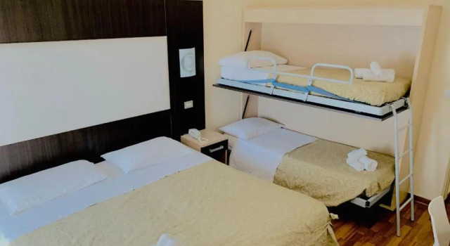 Четырёхместный номер Standard с балконом Hotel Baby