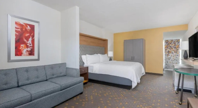 Люкс Holiday Inn & Suites Pittsfield-Berkshires by IHG