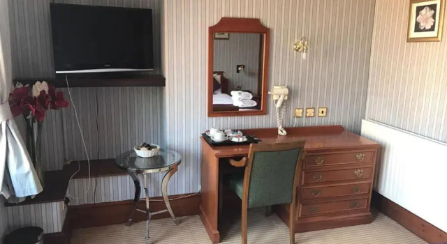 Полулюкс Harefield Manor Hotel