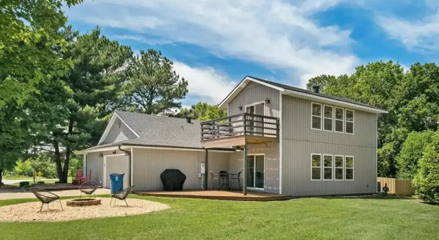 Tunnel Vision Trail Home -8 Min From Lake Windsor! 4 Bedroom Home by Redawning, Varaa Hotelli Bella Vista 