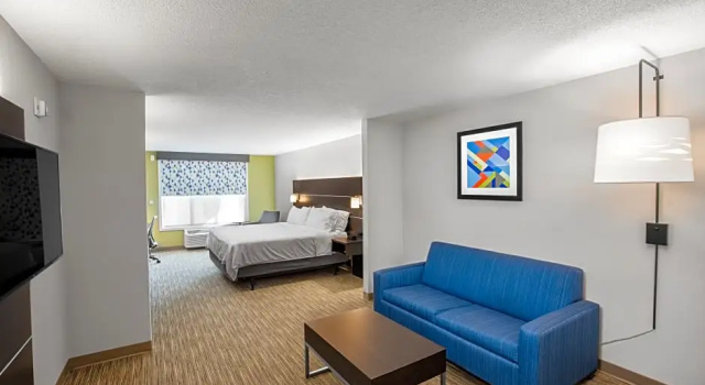 Двухместный люкс c 1 комнатой Holiday Inn Express Hotel & Suites Altoona-Des Moines by IHG
