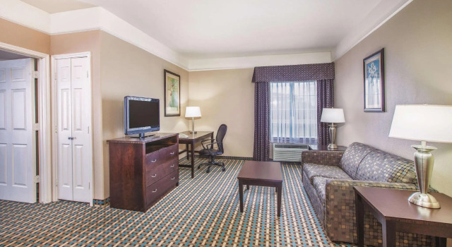 Двухместный люкс La Quinta Inn & Suites by Wyndham Bay City