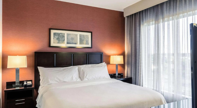 Двухместный люкс с 2 комнатами Embassy Suites by Hilton Newark Airport